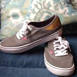 Men's Levi's comfort skateboard sneakers in size 8.5 grey good used condition